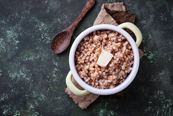barley porridge with butter in green pot - Крупяные и макаронные изделия: полезные советы