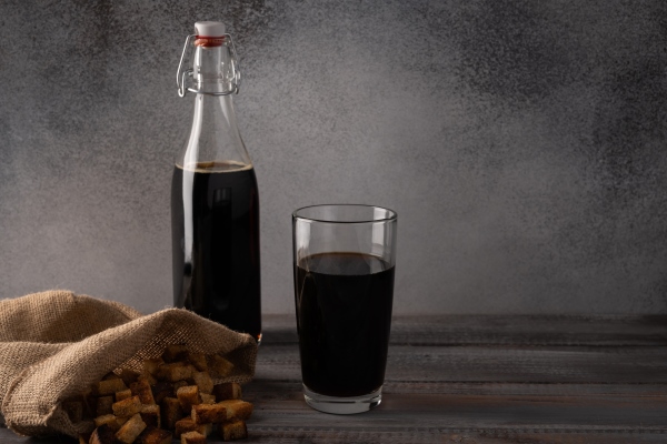 bottle of black beer with bread - Окрошка с солёными грибами
