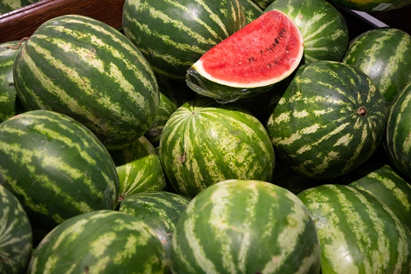 close up of mellow water melons in box in supermarket - Маленькие хитрости приготовления пищи