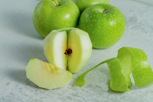 close up photo of fresh green apple whole or peeled - Шарлотка на скорую руку