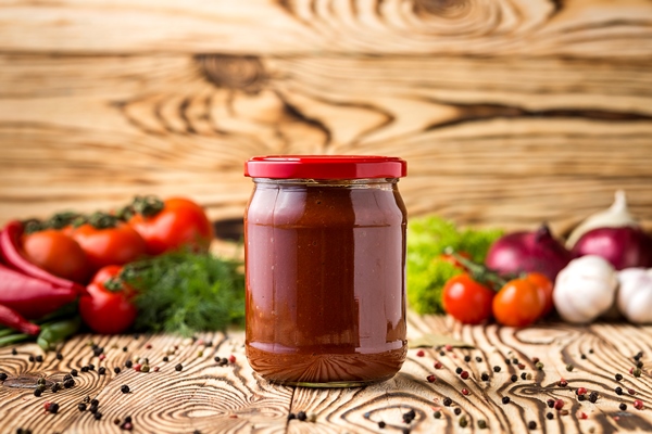 composition of ketchup tomato paste in jar and ingredients on wooden background - Как лучше сохранить продукты?