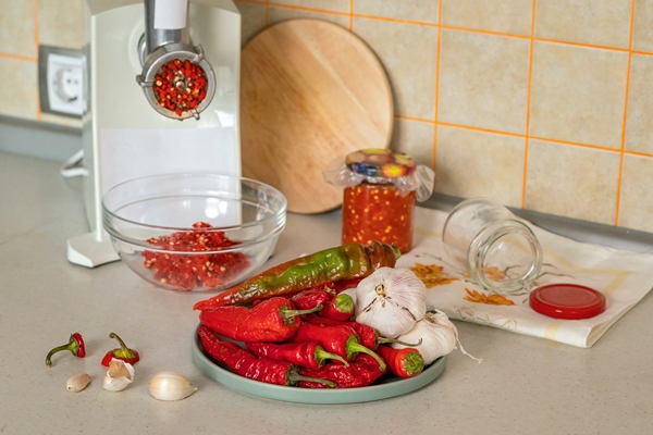 cooking adjika from hot pepper and garlic ground in a meat grinder preparations for the winter folk remedy for flu and colds - Аджика с яблоками