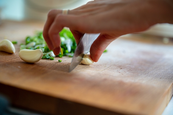 cutting garlic clove - Острая маринованная свёкла