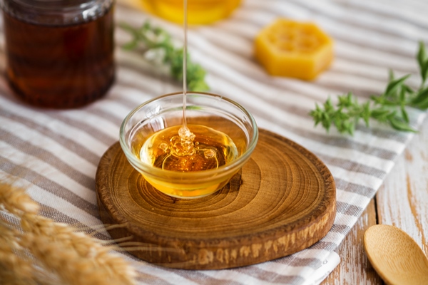 delicious honey pouring in bowl - Постный овсяный десерт с орешками и сухофруктами