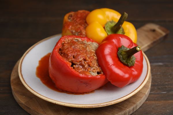 delicious stuffed bell peppers served wooden table - Фаршированный перец