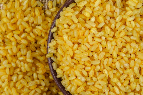 dry bulgur wheat in a bowl close up - Булгур с овощами