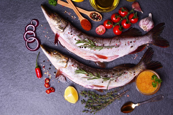 fish pike with spices and vegetables and caviar - Как правильно обрабатывать и готовить рыбу?