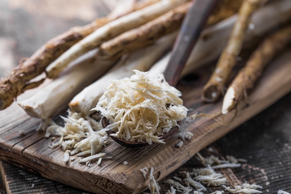fresh organic horseradish or horse radish root on wooden cutting board - Как лучше сохранить продукты?