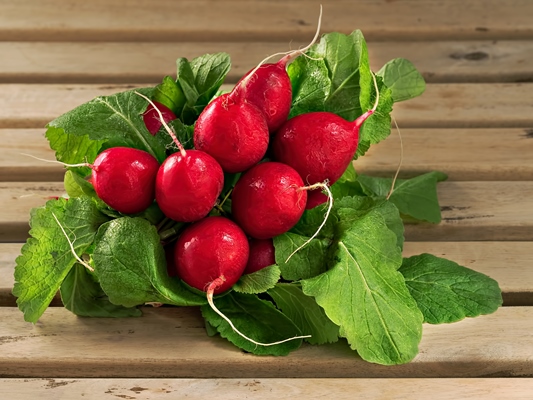 fresh radish on a wooden brown table on radish leaves close up - Яичные «Птенчики»