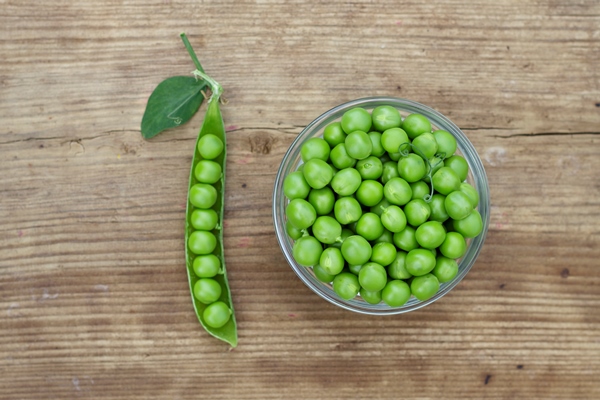 fresh young green peas in a glass bowl with top view - Овощи, бобовые, грибы: полезные советы