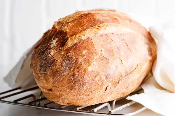 freshy baked homemade bread on light grey marble table decorated textile towel - О полезном домашнем хлебе