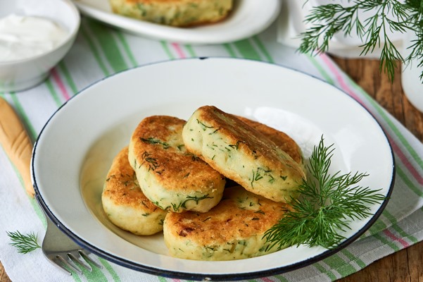 fried potato cutlets with dill white bowl - Постные картофельные зразы