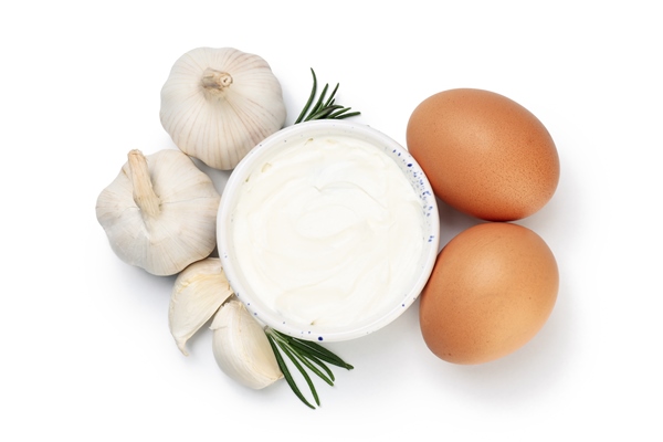 garlic sauce and ingredients isolated on white background - Витаминный винегрет со снытью