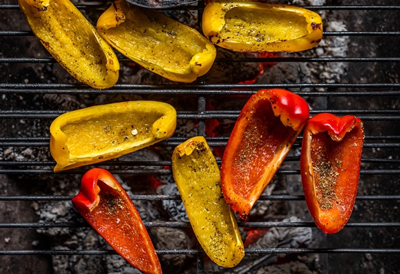 grilled vegetables on barbecue outdoor bbq grill with fire top view - Салат «Мазурка»