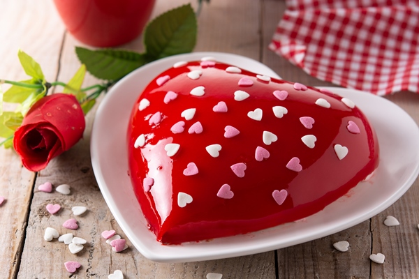 heart shaped cake for valentine s day or mother s day on wooden table - Правила приготовления фруктового желе