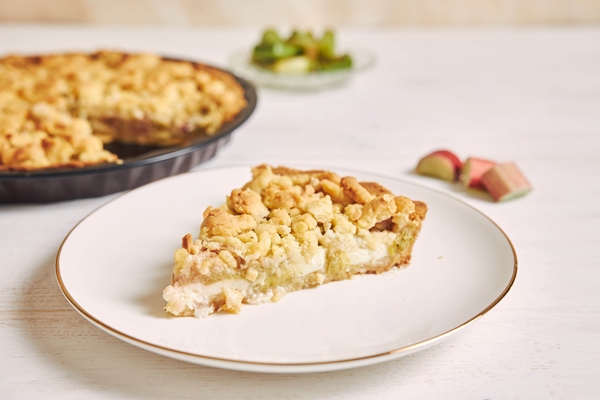 high angle shot slice crispy rhabarbar cake tart with some ingredients table - Пирог с яблоками