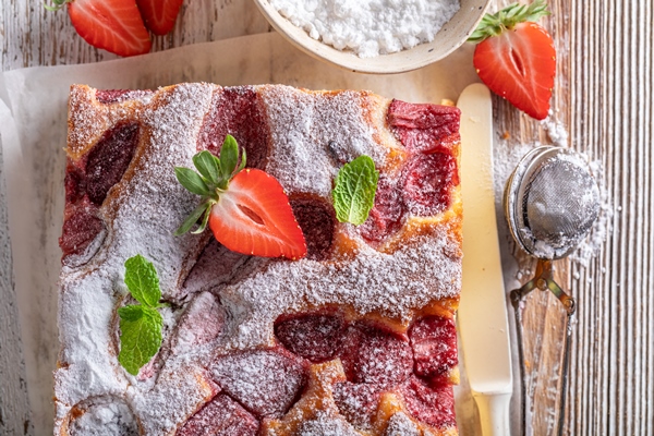 homemade and delicious strawberry cake made of yeast dough - Маленькие хитрости приготовления пищи