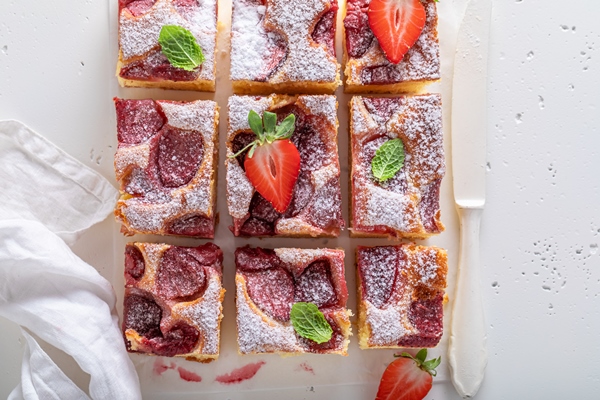 homemade and sweet strawberry cake made of yeast dough - Маленькие хитрости приготовления пищи