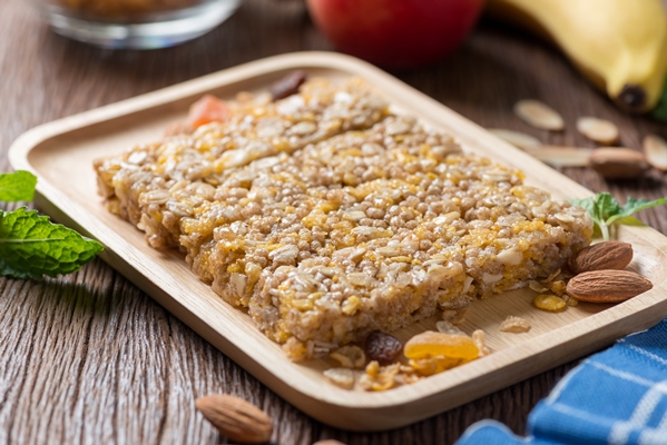 homemade cereal granola bars with nuts and garnola - Постный овсяный десерт с орешками и сухофруктами