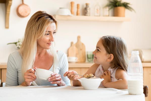 mother and daughter eating breakfast together - Советы по выбору рецептов
