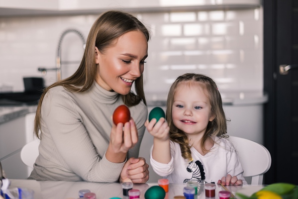 mother and small daughter with easter eggs and easter basket in the kitchen ready for easter - Советы по выбору рецептов