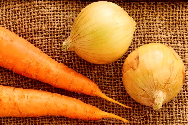 potatoes onions bell peppers carrots and chicken eggs lie on sackcloth - Постный гороховый суп