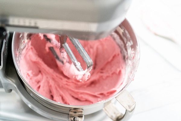 preparing raspberry cream cheese buttercream in kitchen mixer for bake chocolate raspberry cupcakes - Клюквенный зефир