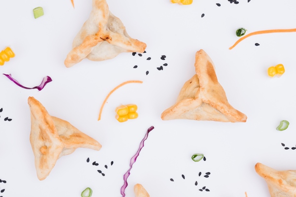 seamless pattern dumplings salad white background - Постные пирожки с капустой