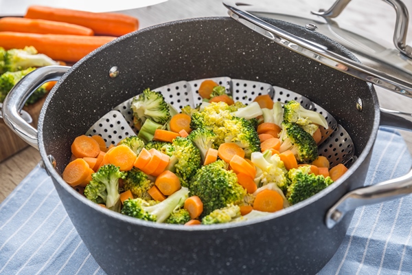 steamed mixed vegetable in black pot healthy vegetable concept - Маленькие хитрости приготовления пищи