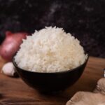 steamed rice bowl with garlic red onion wooden cutting board - Салат слоёный с ананасом
