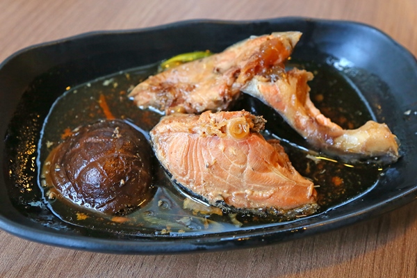 steamed salmon in plate - Как правильно обрабатывать и готовить рыбу?