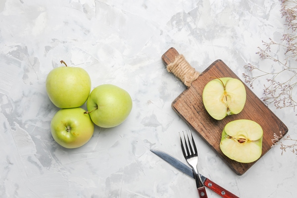 top view fresh green apples on a white background - Конфеты для аллергиков