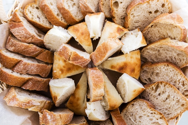 top view of white bread in basket close up horizontal photo - Русский хлебный суп