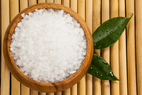 two green leaves and sea salt in wooden bowl - Маленькие хитрости приготовления пищи