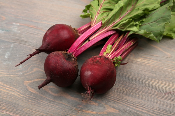 young beets on wooden table - Маленькие хитрости приготовления пищи