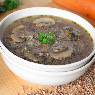Диетический куриный суп с гречкой и грибами
