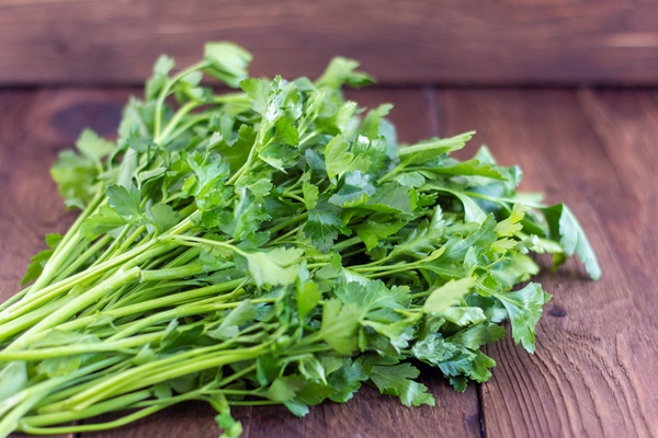a bunch of parsley on a wooden background organic parsley close up on a rustic board a bunch of raw parsley grass - Салат «Сытный»