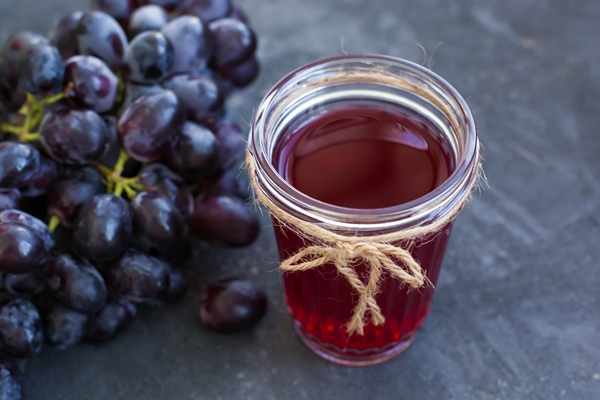 a bunch of ripe grapes and a glass of grape juice - Библия о пище