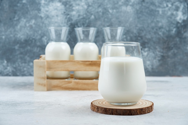 a glasses of milk on a gray table - Кулич миндальный