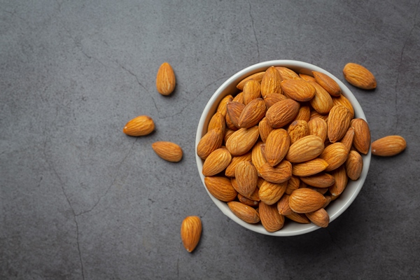 almonds in bowl on dark background - Библия о пище