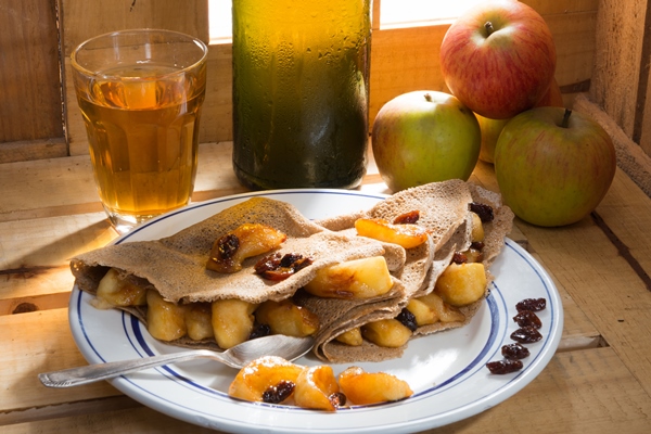 apple pancakes with a bottle and a glass of cider next to a window - Постные блины с яблочным и лимонным соком
