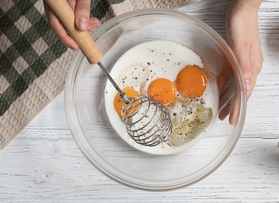 beating eggs for omelet recipe step by step top view - Пасха старинная ванильная