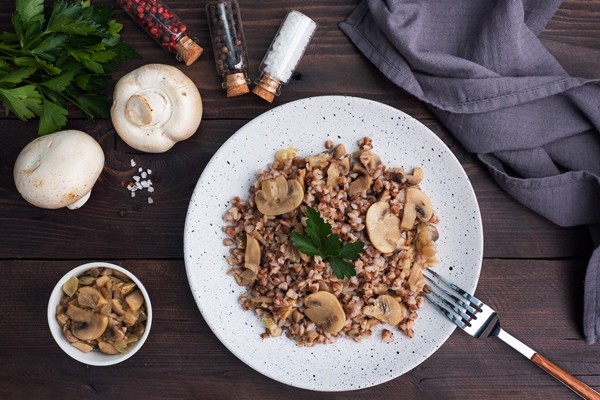boiled buckwheat with stewed mushrooms russian traditional food - Постные блины с гречкой, грибами и овощами