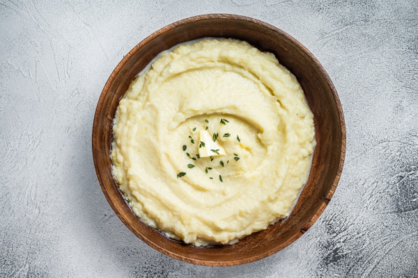 boiled potato puree mashed potatoes in a wooden plate - Постные блинчики с картофельной начинкой