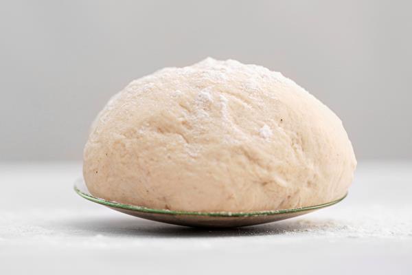 bread dough on plate - Печенье "Марципаны" на пиве