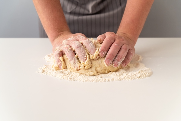 chef producing the pasta dough - Пирог из тыквы