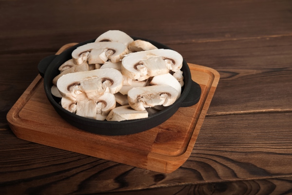 chopped champignons in a cast iron - Постные грибные щи