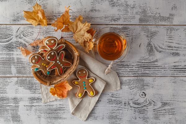 christmas homemade gingerbread couples on wooden table - Ароматные пряники из тыквы