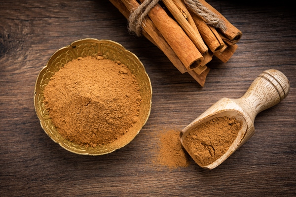 cinnamon sticks and powder also known as dalchini dust important ingradient from indian spices - Постные банановые блины на минеральной воде