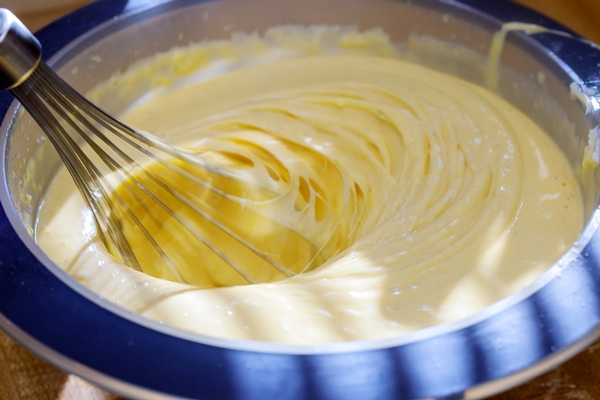 closeup of electric mixer with whipped smooth dough for cake - Пасхальный кулич с лимонной глазурью